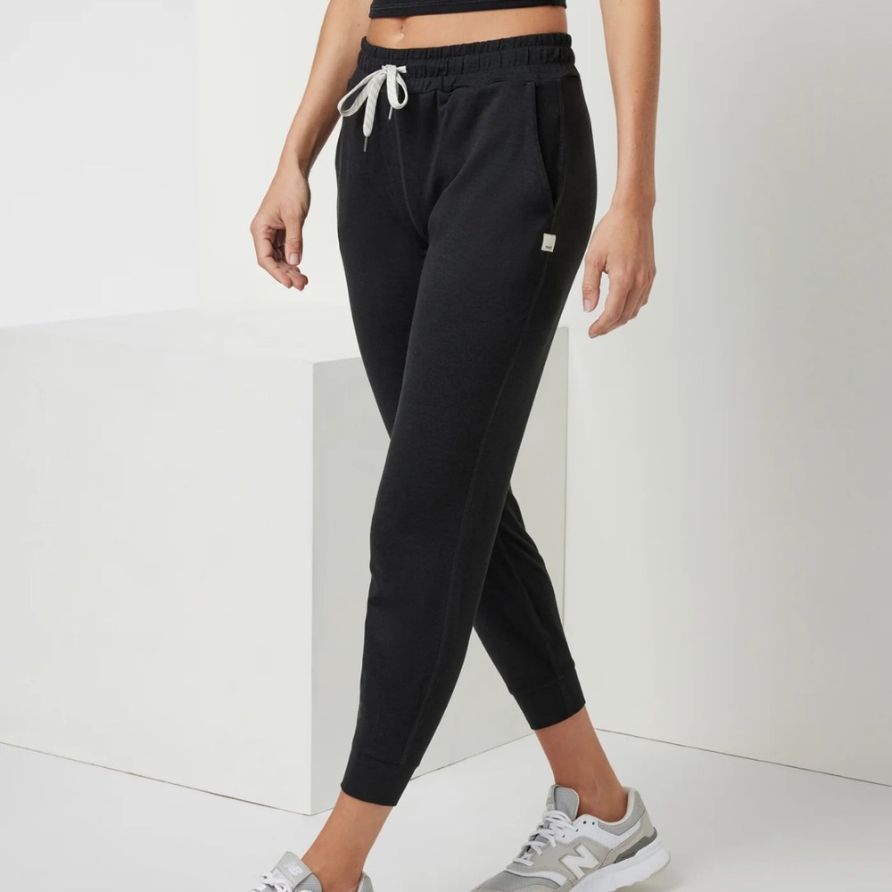Vuori women’s performance jogger color black, size M